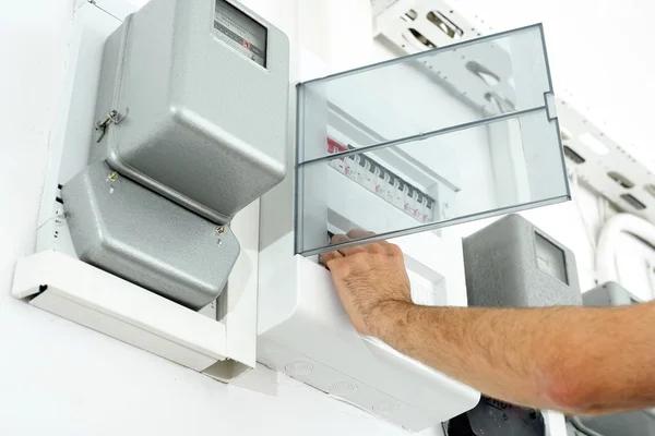 How to Choose the Right Electrical Maintenance Services